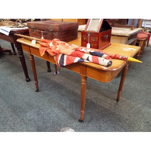 652 - A Victorian mahogany end section of a dining table resting on fluted supports