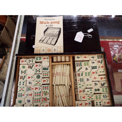 70 - A vintage boxed Mah-jong set