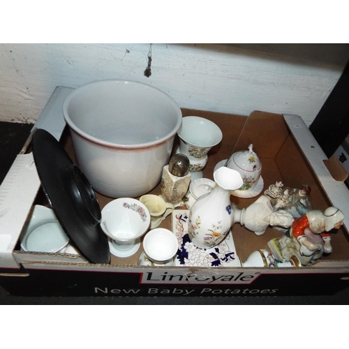 391 - A mixed selection of china to include Royal Worcester honey pot, Royal Doulton egg cup, sifter, Maso... 