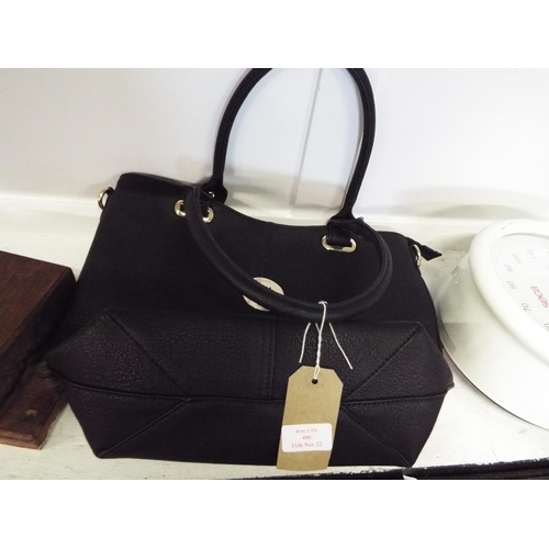 400 - A black leather Mulberry handbag and leather purse