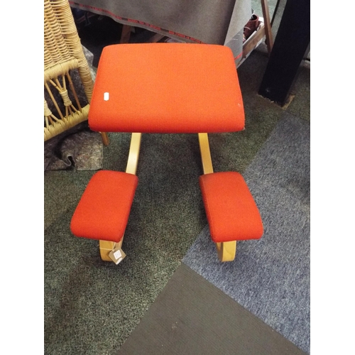 476 - A Varier beech framed kneeling chair