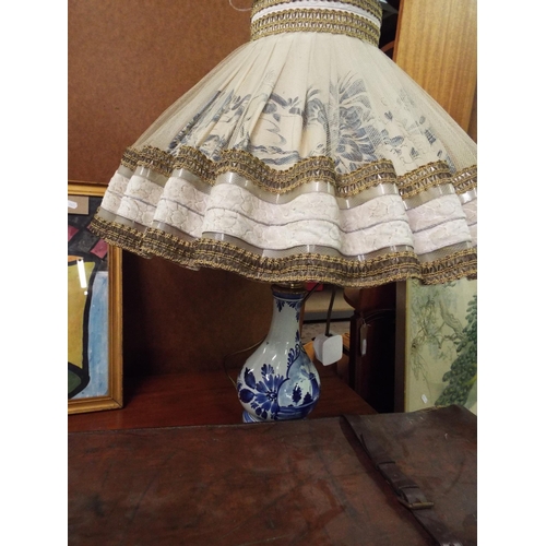 491 - A vintage Delft blue and white lamp and shade in full working order