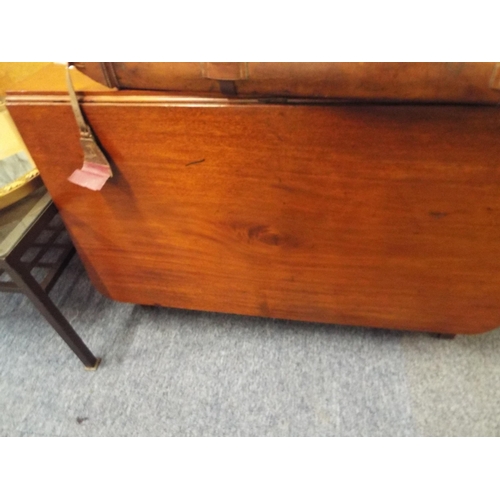 493 - A Georgian mahogany drop leaf table