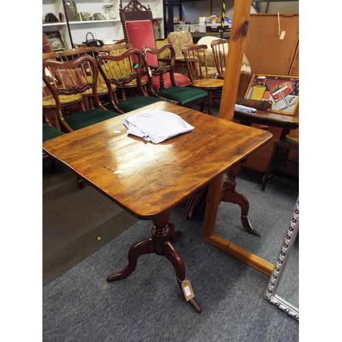 496 - A Georgian mahogany snap top side table resting on three splayed legs