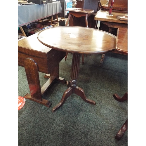 583 - A Georgian mahogany tripod table with a reeded column