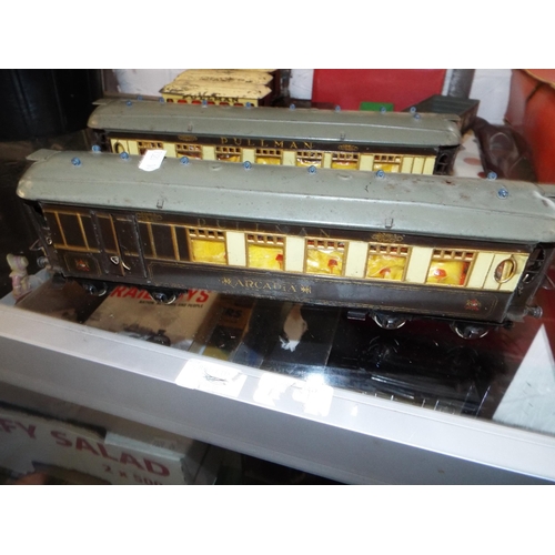 117 - Two Hornby 'O' gauge Pullman coaches 'Arcadia' and 'Iolanthe'