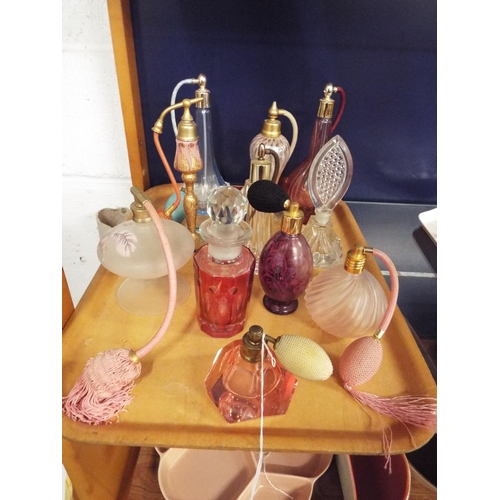 62 - A mixed selection of assorted perfume and atomiser bottles (11)