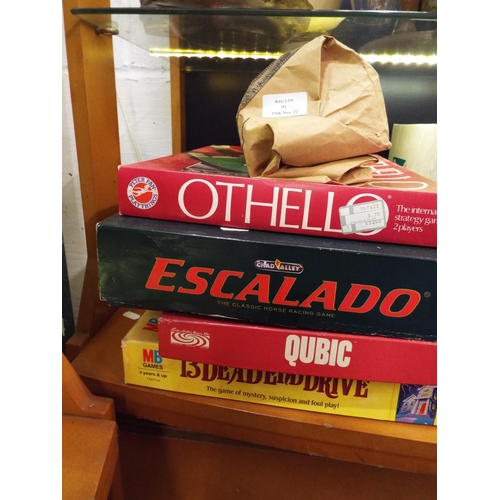 91 - A large selection of vintage games to include Othello, Qubic, Escalado etc