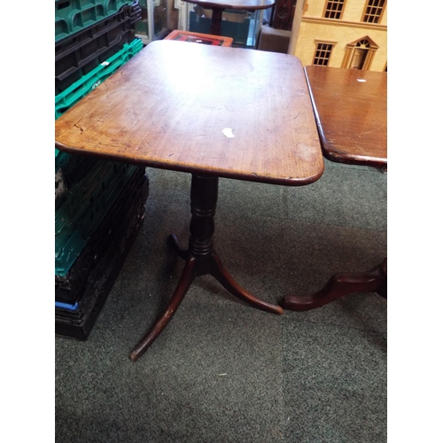 558 - A Victorian mahogany snap top table