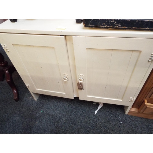 562 - A cream painted cabinet