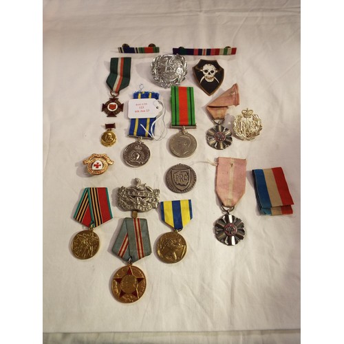 123 - A mixed selection of medals and badges