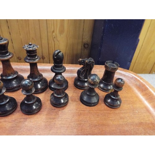 247 - A vintage carved wooden chess set (white Queen damaged)