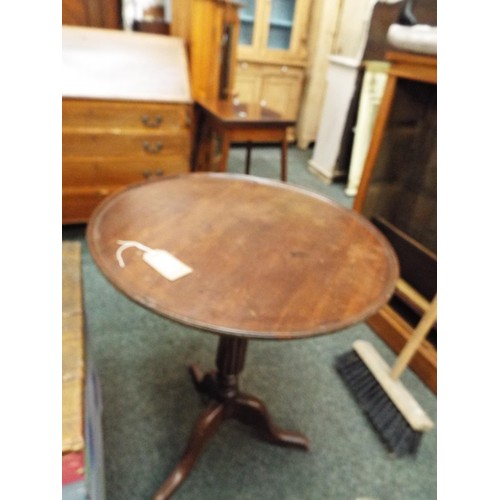 532 - A Georgian mahogany tripod table with a reeded column