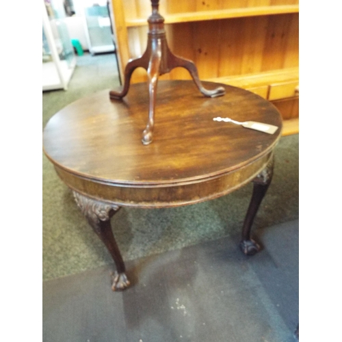 594 - A mahogany circular table having claw and ball feet