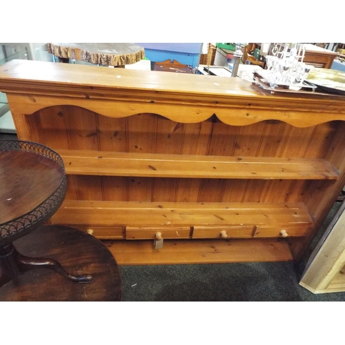 595 - A large pine dresser top plate rack having four short drawers