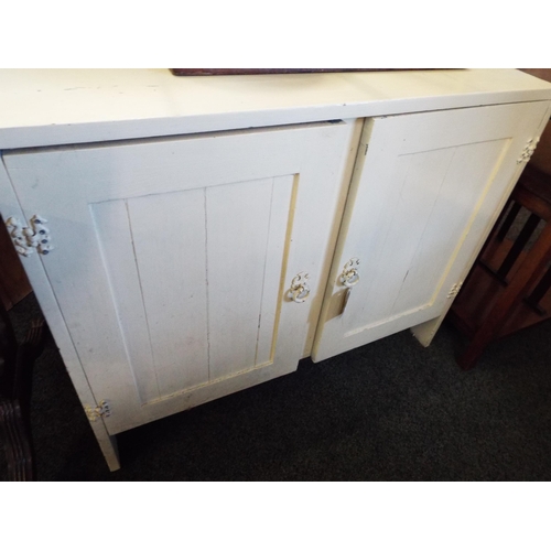 600 - A cream painted cabinet