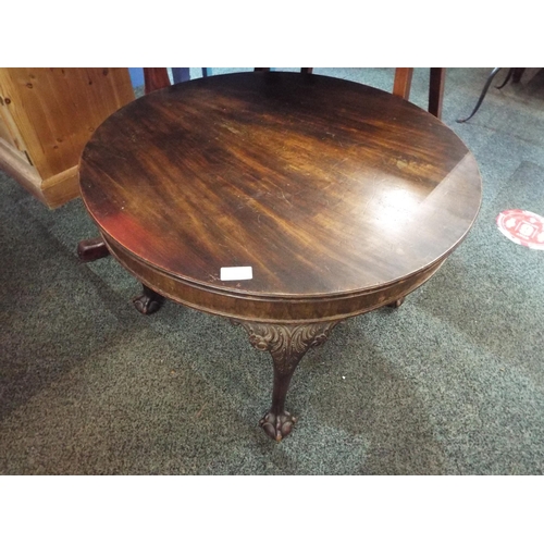 587 - A mahogany circular table having claw and ball feet