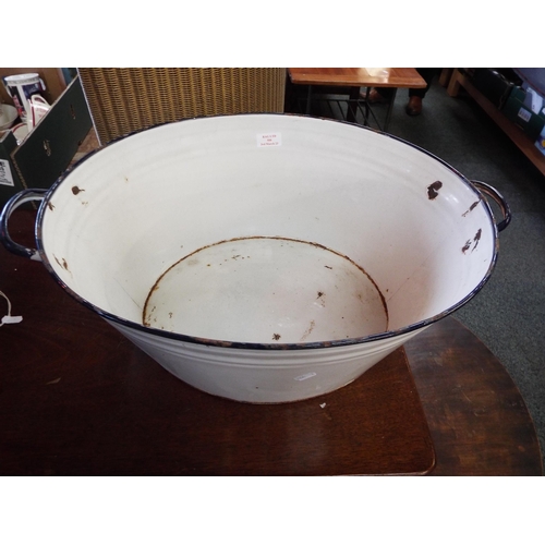 588 - An enamel tin bath