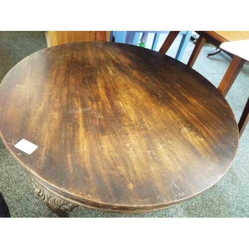 587 - A mahogany circular table having claw and ball feet