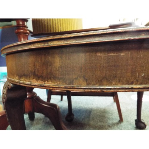 587 - A mahogany circular table having claw and ball feet