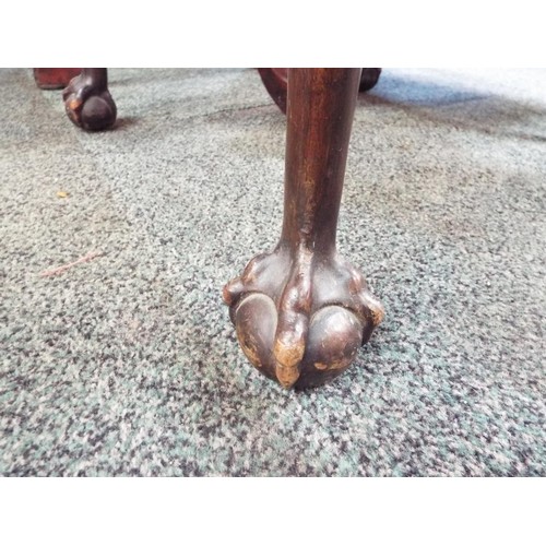 587 - A mahogany circular table having claw and ball feet