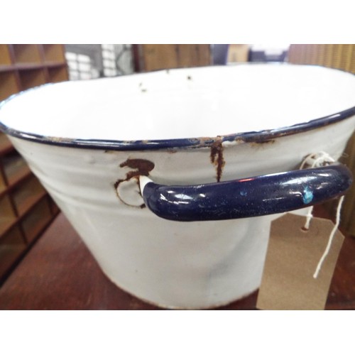 588 - An enamel tin bath