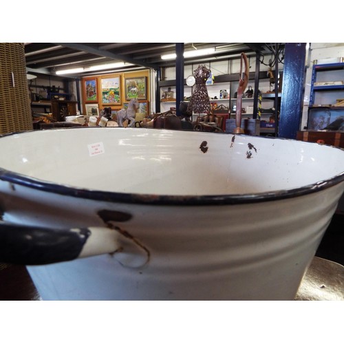 588 - An enamel tin bath