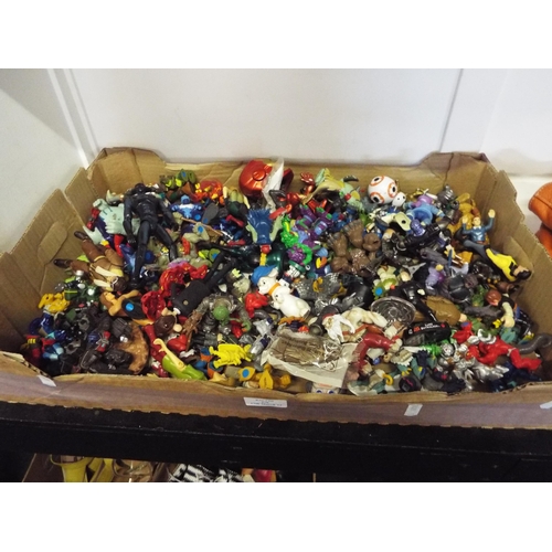 370 - A mixed selection of collectable toy figures to include 'Hasbro', 'Giochi Preziosi' examples