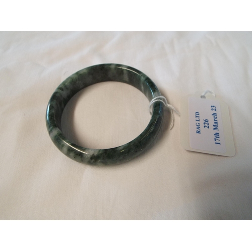 226 - A green and white tree agate bangle