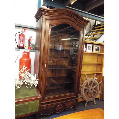 528 - A good quality hardwood domed top glass display cabinet having four adjustable shelves with drawer u... 