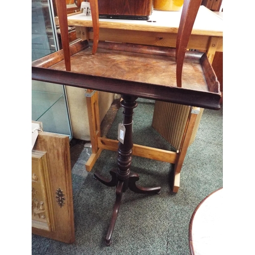 570 - A Georgian mahogany tri-pod table having a tray top resting on splayed legs