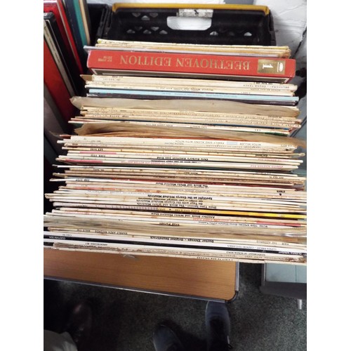 580 - A box of classical LP records