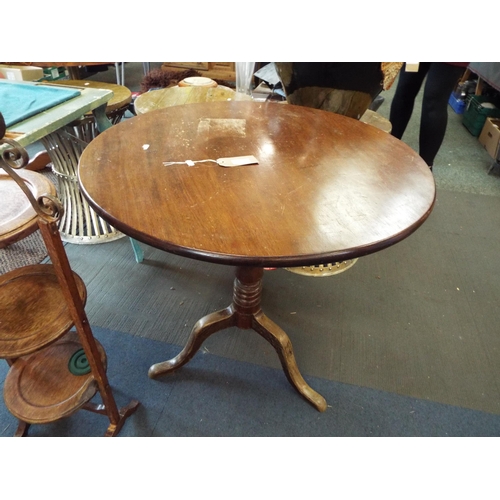 589 - A Georgian mahogany tilt top circular table (some water damage)