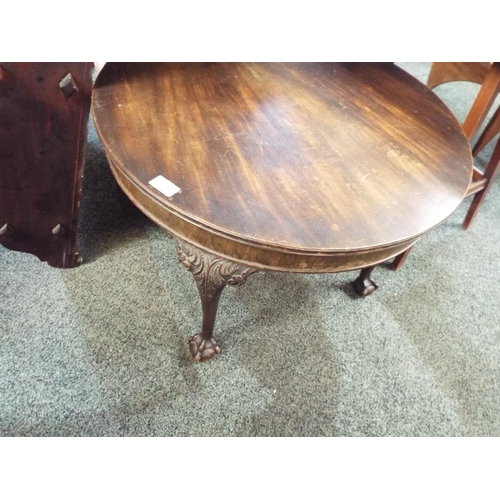 600 - A mahogany circular table having claw and ball feet