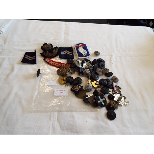 111 - A mixed selection of military and police badges, buttons etc