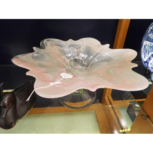 18 - A pink and white Murano glass table centre piece