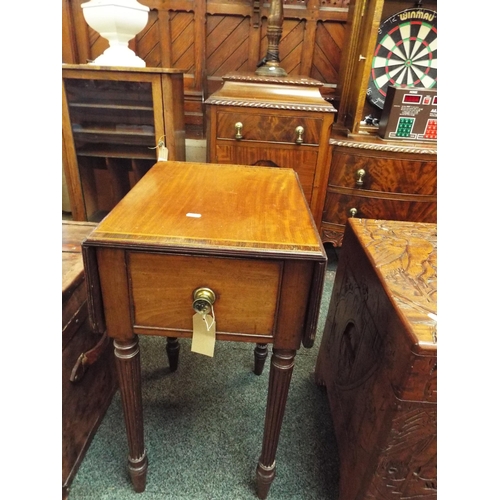 677 - A small Regency mahogany Pembroke table with a rosewood crossbanded top with tapering reeded legs, a... 