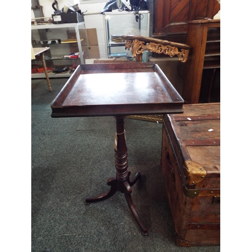 680 - A Georgian mahogany tri-pod table having a tray top resting on splayed legs