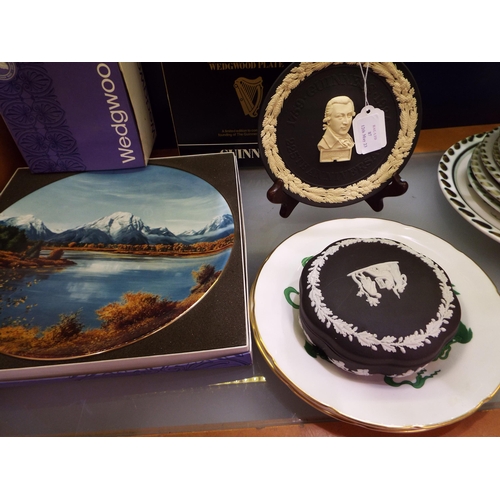 87 - A selection of Wedgwood to include black basalt Guinness commemorative plate (5)