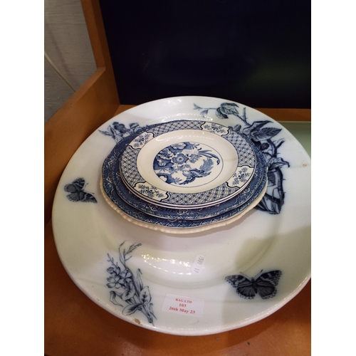 103 - A mixed selection of blue and white plates to include Wedgwood, Seaforth, Woods & Son examples and a... 