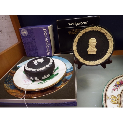 66 - A selection of Wedgwood to include black basalt Guinness commemorative plate (5)