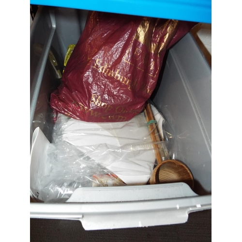 361 - A mixed selection of artists equipment