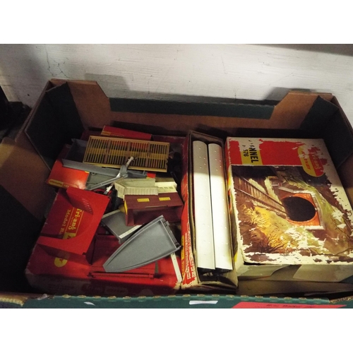 400 - A mixed selection of Hornby OO gauge train set, coaches, tunnels, station buildings etc