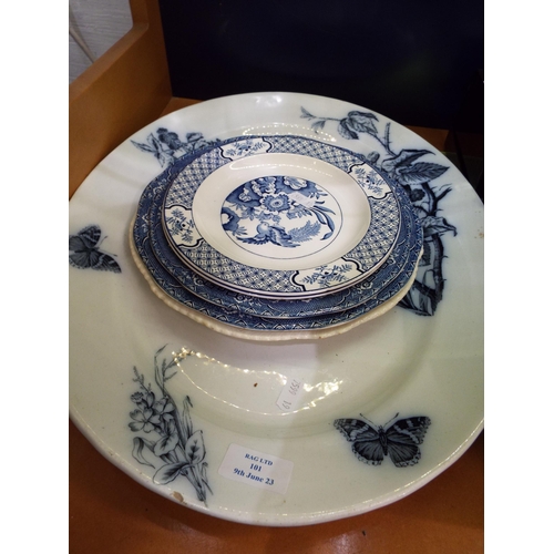 101 - A mixed selection of blue and white plates to include Wedgwood, Seaforth, Woods & Son examples and a... 