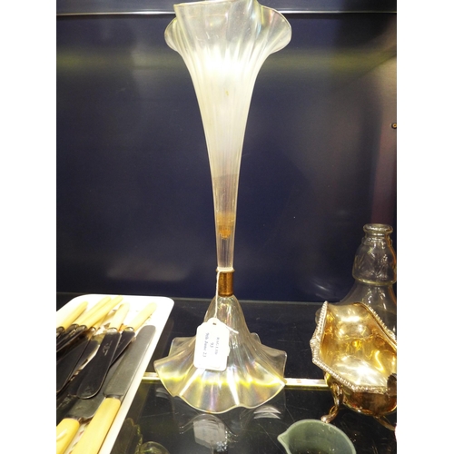 93 - An iridescent fluted table centre piece