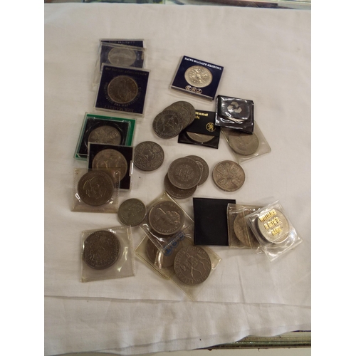 178 - A mixed selection of commemorative coinage to include Churchill, Silver Jubilee Crowns etc