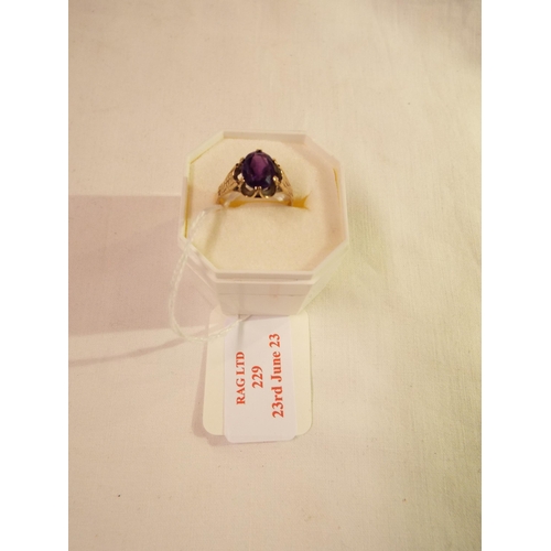 229 - A 9ct gold ring inset with amethyst, size R