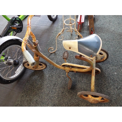 533 - A vintage Tri-ang tricycle