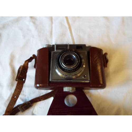 163 - A vintage Zeiss Ikon camera housed in leather carry case