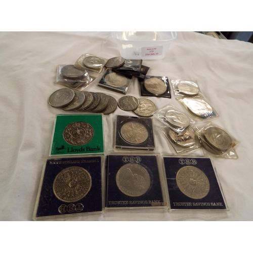 173 - A mixed selection of commemorative coinage to include Churchill, Silver Jubilee Crowns etc